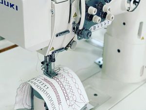 Sistema de costura de pespunte recto semiseco de accionamiento directo de la serie PLC2700 de Japón con alimentación unísona, eje vertical y gancho grande para telas gruesas - Product Image 6