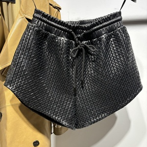 Shorts da Donna <span class=keywords><strong>in</strong></span> <span class=keywords><strong>Pelle</strong></span> Intrecciata Nera a Vita Alta - Stile a Gamba Larga con Elastico e Coulisse per l'Uso Quotidiano Autunno/Inverno - Product Image 4
