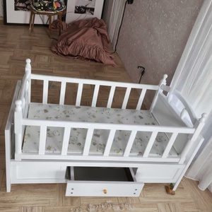 Luxe Babybedje Massief Hout Nieuw-Zeeland Dennenmateriaal Witte Kleur Afwerking Houten Babybedje Met Wielen - Product Image 5