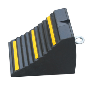 <span class=keywords><strong>Cale</strong></span> <span class=keywords><strong>de</strong></span> <span class=keywords><strong>roue</strong></span> antidérapante 240*170*195mm pour camion, <span class=keywords><strong>moto</strong></span>, voiture et abri <span class=keywords><strong>de</strong></span> voiture avec poignée, fabriquée en caoutchouc massif 100% recyclé, modèle SW-WC15 - Product Image 2