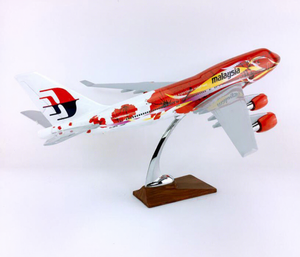 โมเดลเครื่องบินเรซิ่น <span class=keywords><strong>Boeing</strong></span> <span class=keywords><strong>B747</strong></span> สีแดงของมาเลเซีย ขนาด 47 ซม. สเกล 1/150 พร้อมปีกคงที่และฐานตั้งโชว์ - Product Image 2
