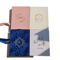 Boîte cadeau de mariage de luxe en velours papier multicolore avec couvercle rabattable, initiales et date estampillées or ; invitation avec ruban à pompon