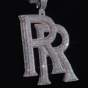 Colgante Personalizado de 3.5 Pulgadas con Letra Doble R, Moissanita VVS que Pasa la Prueba del Diamante, Estilo 'Ice Out', Chapado en Oro sobre Plata, Joyería Hip Hop - Product Image 2