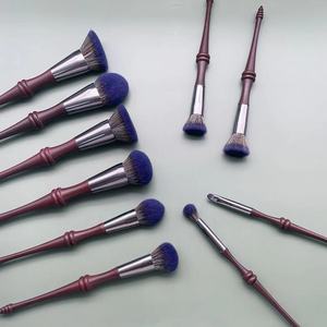 Ensemble de 10 pinceaux de maquillage professionnels à manche long en bois et poils en nylon, pour le visage, le correcteur et les sourcils - Product Image 1