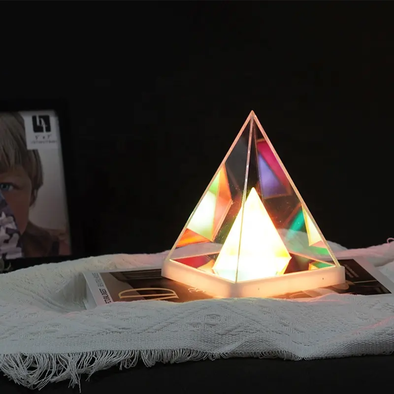 2024 Neue Produkte Hot Sell USB Powered Home Dekorative Pyramide Nachtlicht 3D Acryl Tisch lampe