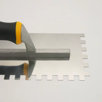 Truelle de pose de revêtement de sol en acier inoxydable à encoches de qualité industrielle, 10 mm x 10 mm, avec poignée ergonomique en caoutchouc pour le plâtrage