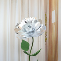 Großhandel Handgefertigte Moderne Künstliche Blumen Riesige Geformte Rosen Rot Silber Gold Große Blütenköpfe Metallstiel Seide Hochzeitsdekoration