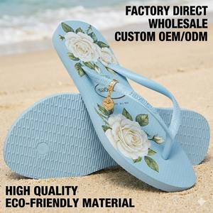 Sandalias de Verano para Mujer, Azules, con Estampado de Flores Blancas Románticas, Detalle de Dijes Dorados, Logotipo Personalizado, Fabricante OEM, Venta al Por Mayor Directa de Fábrica - Product Image 1