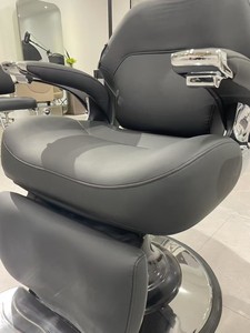 Fauteuil de barbier robuste, confort accru pour vos clients, conçu pour les salons très fréquentés, avec repose-pieds. - Product Image 4