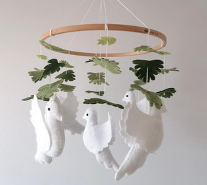 Móvil para Cuna de Bebé con Diseño de Paloma, Móvil de Pájaros Blancos para Cuna, Decoración Neutral para Cuarto de Bebé - Product Image 1