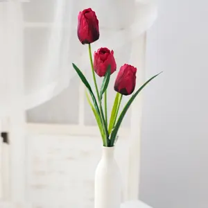 Vente en gros de fleurs artificielles de tulipes en soie à 3 têtes au toucher réel pour la maison fleurs de tulipes à tige pliable pièce maîtresse d'événement de bricolage