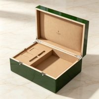 Boîte en bois finition piano vert brillant avec logo personnalisé et insert en EVA découpé pour vaisselle, assiettes, couverts – Cadeau d'entreprise, mariage, événement de luxe