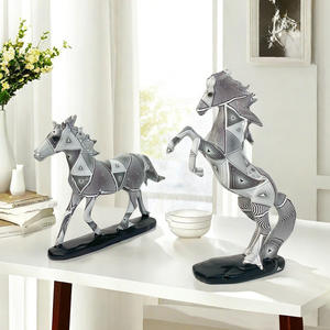 Ornement artisanal en résine époxy sculptée à transfert d'eau de style graffiti européen pour la décoration de l'entrée du salon - Product Image 3