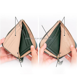 Portafoglio Corto da Donna Personalizzato con Chiusura Pieghevole, Blocco RFID, Fodera in Nylon, Catene, Ricami e Portachiavi, Design in Pelle di Razza Lichee - Product Image 6