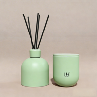 Ensemble cadeau de luxe personnalisé avec logo privé, comprenant un pot à bougie cylindrique en céramique marron vide et une bouteille diffuseur, pour la décoration intérieure.