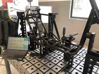 Plateforme de soudage 3D avec trous de grille usinés CNC et composants de serrage interchangeables pour la soudure de pièces structurelles d'ascenseurs