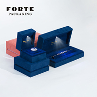 Boîte à bijoux carrée octogonale en daim haut de gamme FORTE avec LED, couleur personnalisée, finition fine, éclairage pour anniversaire, mariage, occasion spéciale