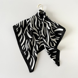 Bufanda de Seda de Primera Calidad con Estampado Animal para Envolver la Cabeza - Product Image 2