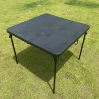 Table pliante en plastique avec structure en tube d'acier thermolaqué et plateau en PP durable pour pique-niques et événements en plein air