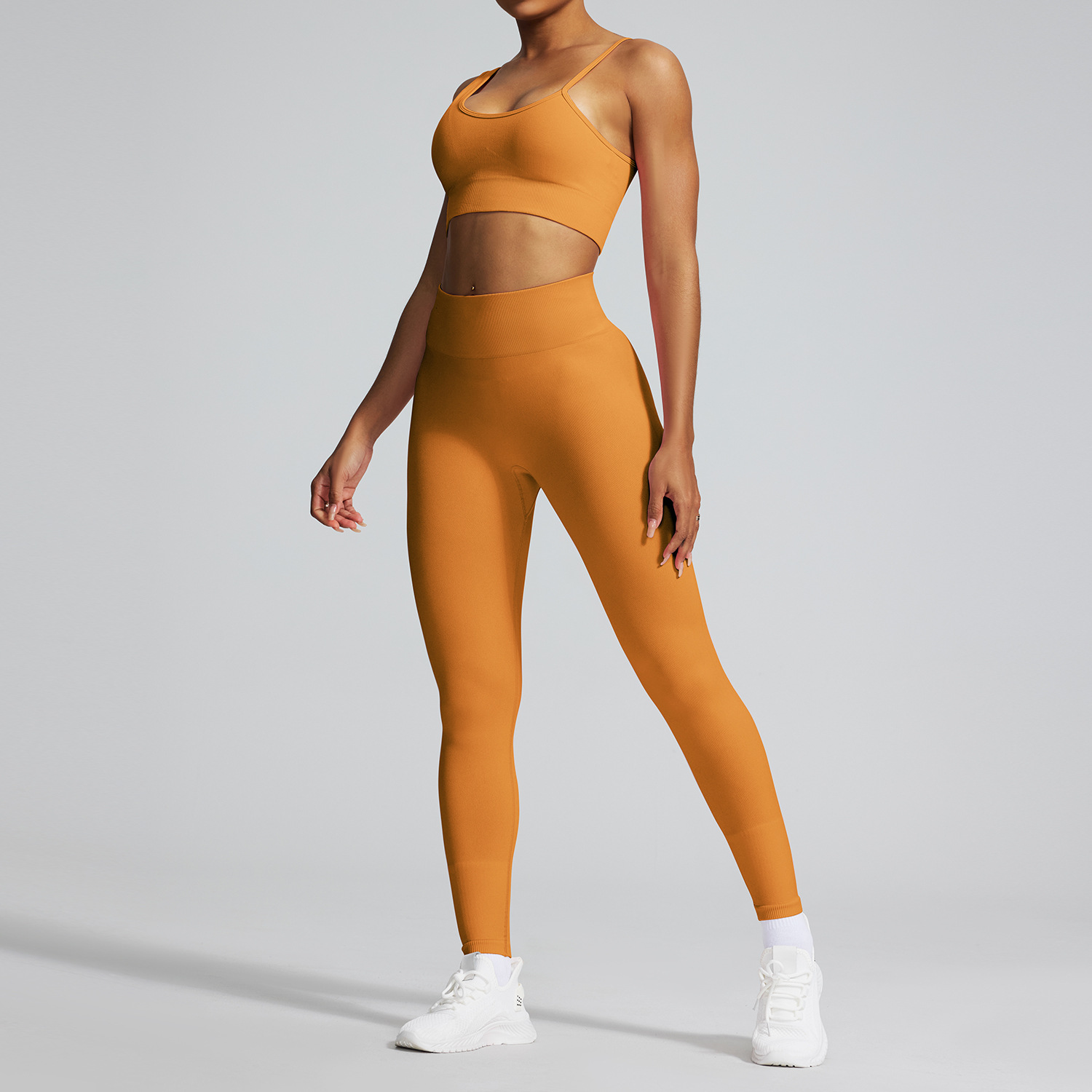 Soutien-gorge jaune à épaules dénudées, pantalon jaune