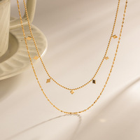 Collier à double couche plaqué or 18 carats en acier inoxydable avec pampilles et perles à sequins