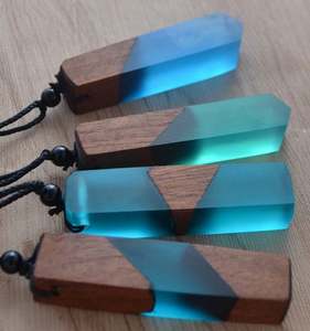 Collar con Colgante de Resina y Madera Rectangular Hecho a Mano y Personalizado, en Oferta - Product Image 1