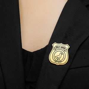 Insignia/Broche <span class=keywords><strong>de</strong></span> Esmalte Personalizado <span class=keywords><strong>de</strong></span> Acero Inoxidable Yiwu Aceon con Nombre <span class=keywords><strong>de</strong></span> Equipo/Club, Logotipo Grabado, Diseño <span class=keywords><strong>de</strong></span> Pato Divertido/<span class=keywords><strong>Meme</strong></span> - Product Image 4