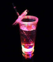 Tasse en plastique colorée à double paroi LED populaire chaude avec paille pour la vaisselle et les décorations de fête