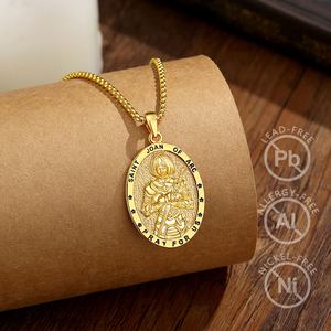 Collar con Colgante de Santa Juana de Arco Chapado en <span class=keywords><strong>Oro</strong></span> de 18K sobre Cobre, Letras Esmaltadas en Negro, Joyería Católica de Coraje al por Mayor - Product Image 3