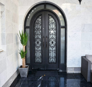 Porte d'entrée battante traditionnelle Qifan en fer noir avec panneaux de verre ornés et design à arche - Product Image 3