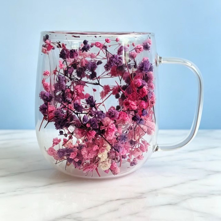 Aliento de bebé morado y rosa.
