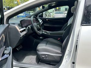 Électrifiez votre trajet avec un design audacieux : l'E4 apporte des sensations de conduite 100 % électriques au quotidien. - Product Image 3