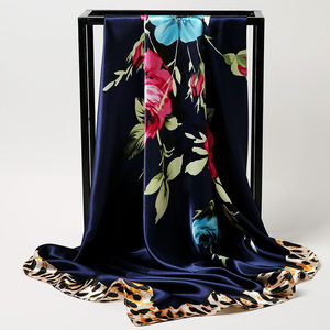 Lusso su misura: sciarpa quadrata <span class=keywords><strong>verde</strong></span> con stampa floreale morbida, sciarpe di <span class=keywords><strong>seta</strong></span> in poliestere traspirante per progetti personali o OEM - Product Image 3