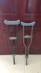Muletas para axilas médicas ortopédicas de ayuda para caminar de mano ajustable de <span class=keywords><strong>aluminio</strong></span> de fabricación para adultos - Product Image 6