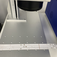 Machine de gravure au laser à fibre de type bureau portable 20W 30W pour le marquage des métaux, des bijoux, de l'acier inoxydable