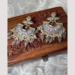 ต่างหูระย้าประดับมุกหรูหราสำหรับผู้หญิง ดีไซน์เนอร์ Meenakari Chandbali งานเคลือบแบบพัด - Product Image 1