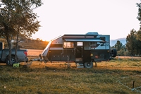 Caravane de luxe tout-terrain moderne personnalisée de haute qualité, très demandée, avec toit relevable, pour les aventures hors route