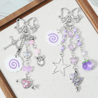 Porte-clés et breloque de sac en alliage de zinc multicolore, au design exquis et charmant, avec motifs de poisson, de pêche, de strass, de croix, de rose épineuse, de flèche et de cœur