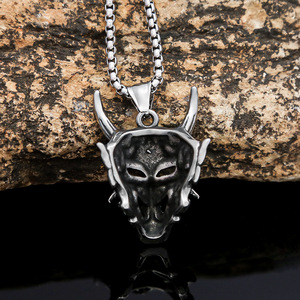 Yunnique Hannya Demon Mask Pendentif Masque de Démon Cornes Argentées Collier Rétro en Acier Inoxydable Bijoux Chaîne Tendance pour Femme - Product Image 3