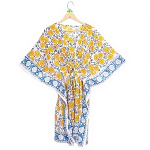 Robe moulante d'été 2026 sans manches à col en V, taille naturelle, découpes florales, imprimé sérigraphié, en soie écologique, pour la plage - Product Image 1