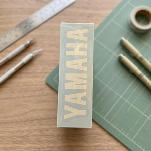 Adesivo con Logo Ufficiale Yamaha, Dimensioni Personalizzabili, Grigio Argento, Impermeabile, per Decorazione Moto - Product Image 3