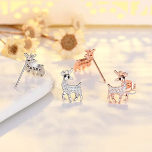 Orecchini a perno con cervo carino per donna, gioielli alla moda per le feste - Product Image 3