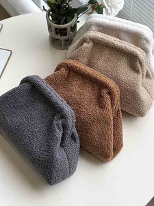 Bolsa de maquillaje suave de felpa tipo peluche, multifuncional, para viaje, con cremallera, bolsa de almacenamiento de cosméticos esponjosa para mujer - Product Image 1