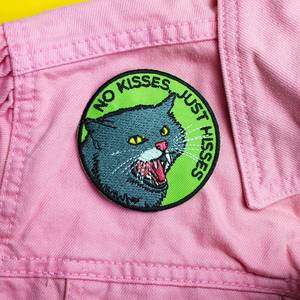Pas de bisous juste sifflements Patch végétalien adhésif drôle amoureux des chats en colère fer ou coudre sur des patchs brodés brodés - Product Image 2