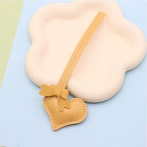 Llavero de Cuero PU con Forma de Corazón, Decoración Colgante Impermeable, Regalo Elegante para Mujer, Adorno para Bolso - Product Image 6