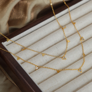 Collar llamativo de acero inoxidable con baño PVD en oro de 18 quilates |   Gargantilla con Colgante Triangular y Cadena de Piedras Naturales |   Hipoalergénico - Product Image 2