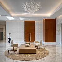 Fournisseur professionnel de luminaires suspendus LED modernes et luxueux pour hall d'hôtel, personnalisables, en verre et acier inoxydable