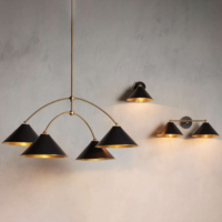 Lustre moderne à 4 lumières avec bras courbés |   Suspension LED en laiton noir et or avec abat-jour conique pour salle à manger