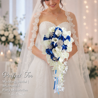 Bouquet de mariée cascade de luxe en forme de goutte d'eau avec décorations en strass, roses artificielles en PU rouge et blanc mélangées, fleur à main pour mariage en extérieur