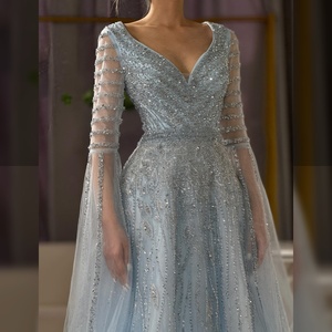 Vestidos de Noche Largos Árabes <span class=keywords><strong>con</strong></span> Cuello en V Azul, Adornados <span class=keywords><strong>con</strong></span> Cuentas, <span class=keywords><strong>con</strong></span> Mangas Tipo <span class=keywords><strong>Capa</strong></span>, Serene Hill LA72750, Elegantes Vestidos para Ocasiones Formales - Product Image 2